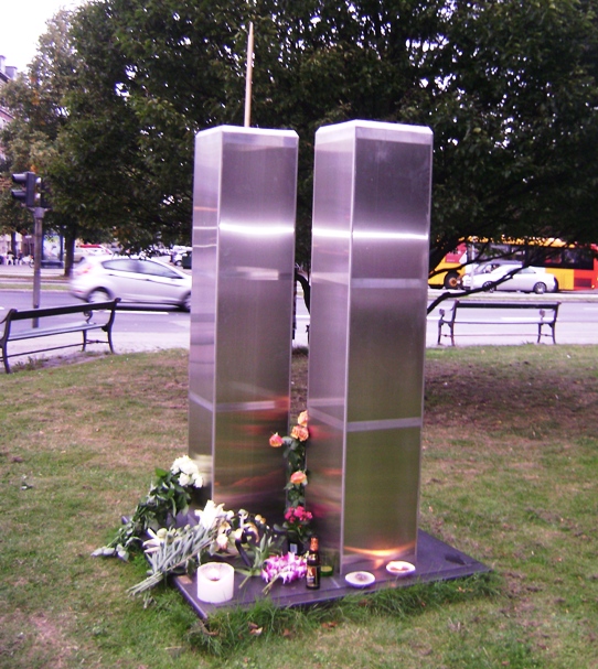 9/11 skulptur opstillet ved Sølvtorvet, København, 11. september 2009 